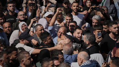 Ликуващи тълпи посрещнаха със сълзи от радост автомобилите превозващи току що