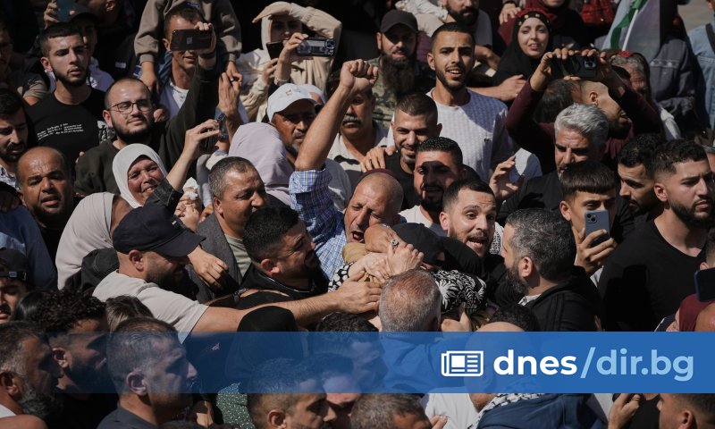 Ликуващи тълпи посрещнаха със сълзи от радост автомобилите, превозващи току-що