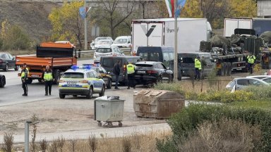 Сблъсък между ягуар и камион от военен конвой на столичното "Ботевградско шосе" (снимки)