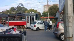 Трамвай и автомобил се удариха на бул. "Константин Величков" в София (снимки)
