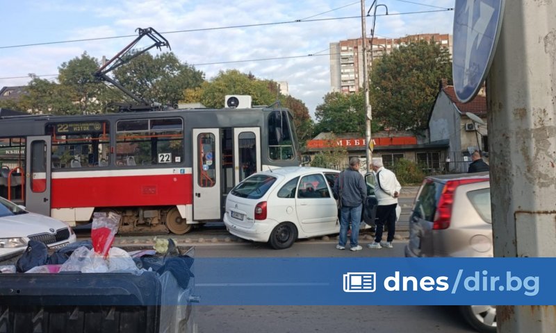 Лек автомобил налетя на трамвай №22 на столичния булевард Константин