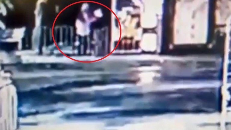 Вижте как мъж хвърля взривно устройство по полицейското управление в Дупница