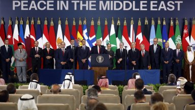 Президентът на САЩ Доналд Тръмп и другите посредници в преговорите