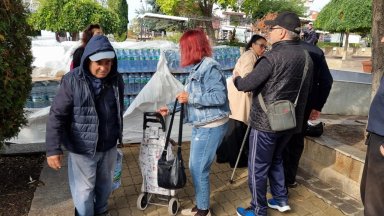 В Свети Влас започна раздаването на бутилирана питейна вода от