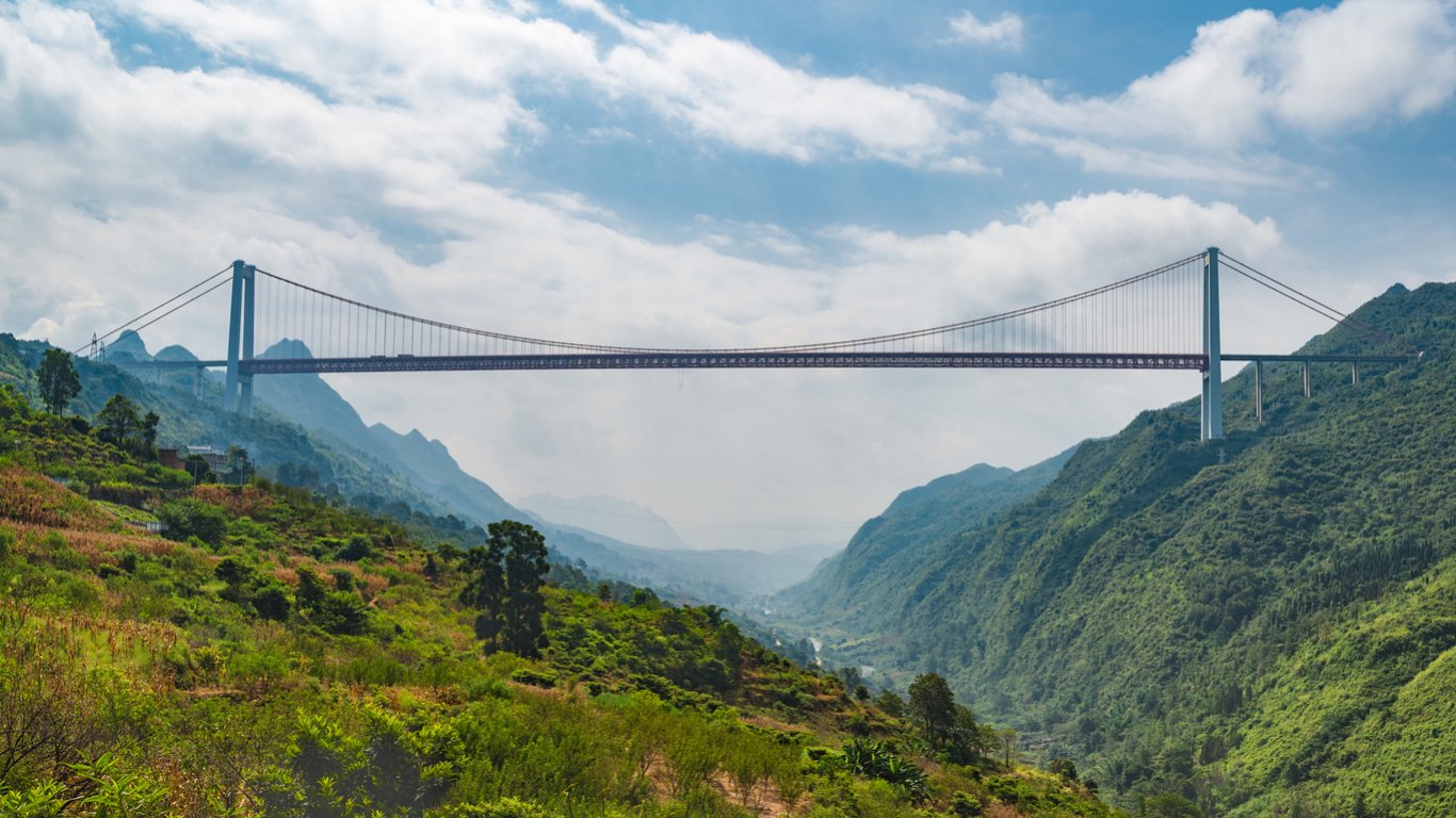 Ново стъклено кафене предлага незабравима гледка от върха на най-високия мост в света