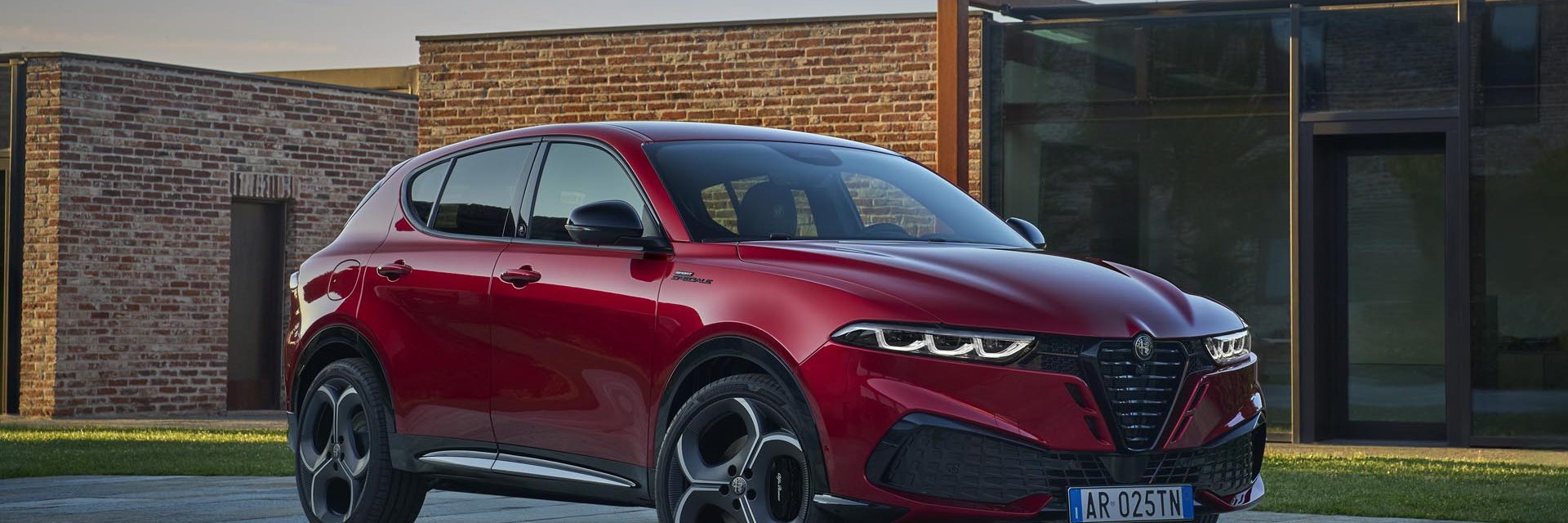 Alfa Romeo Tonale получи подобрения в управлението и двигателите