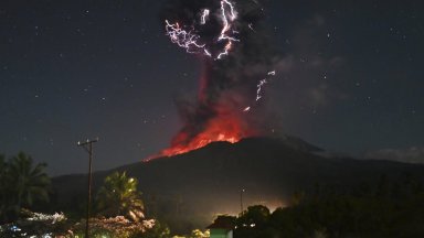 Вулканът в Индонезия изригна тази сутрин изхвърляйки вулканична пепел на