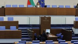 След заканата на Борисов: Парламентът спря работа поради липса на кворум