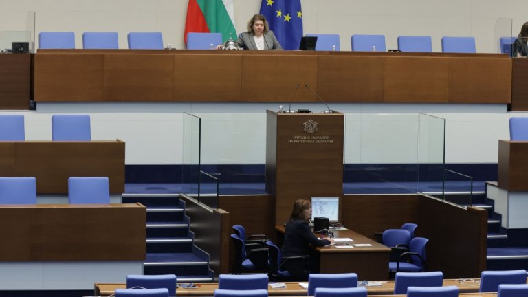 След заканата на Борисов: Парламентът спря работа поради липса на кворум