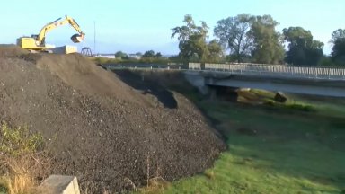 Купчини фрезован асфалт от ремонта на автомагистрала Тракия са депонирани