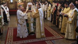 Патриарх Даниил отслужи литургия за 80 г. от рождението на предшественика си Неофит (снимки)