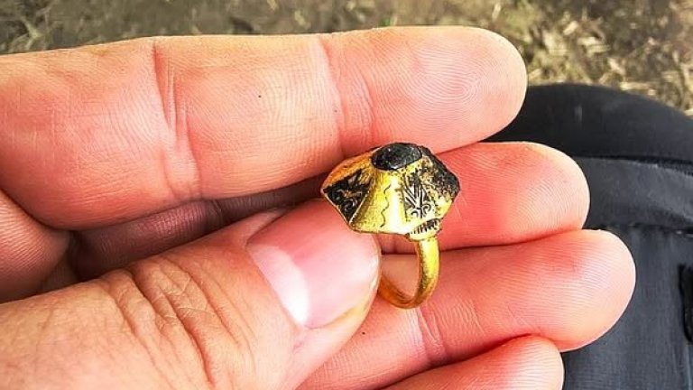 Археолози откриха изящен златен пръстен при разкопките на Трапезица