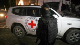Израел обяви, че едно от върнатите от "Хамас" тела не е на заложник