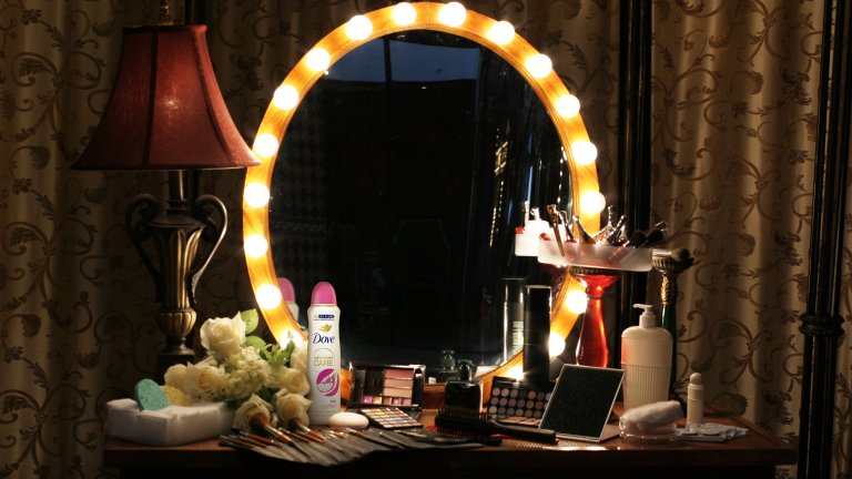 Момичето пред огледалото и жената, която сега се оглежда в него