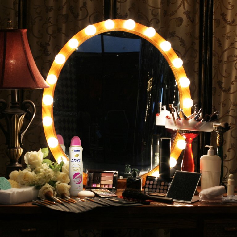 Момичето пред огледалото и жената, която сега се оглежда в него