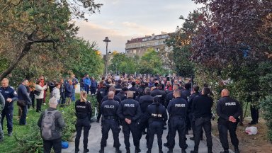 Протестиращи изсипаха контейнери с боклук до МВР с искане за оставката