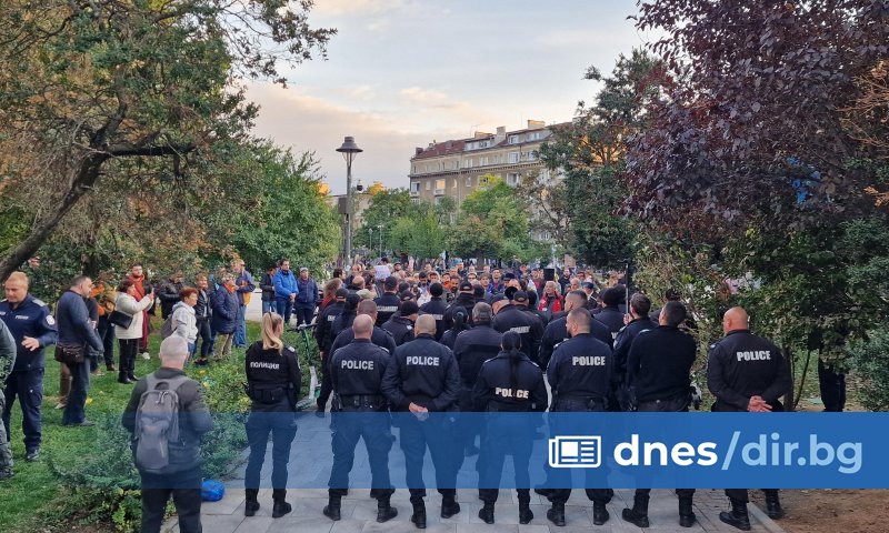 Протестиращи изсипаха контейнери с боклук до МВР с искане за оставката