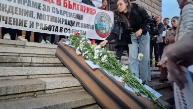 Протестиращите млади лекари поставиха ковчег пред входа на Народното събрание