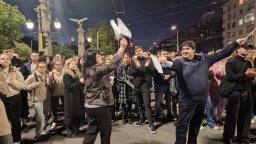 Младите лекари "погребаха" бъдещето си в ковчег пред парламента, блокираха Орлов мост (снимки)
