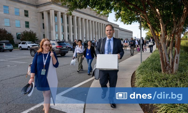 Десетки журналисти предадоха пропуските си и напуснаха Пентагона вчера, след