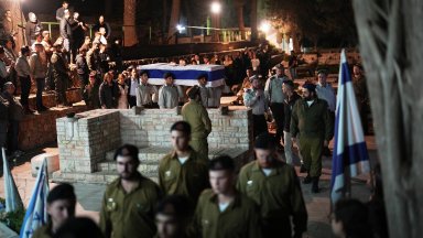 Израел получи снощи останките на още двама заложници часове след
