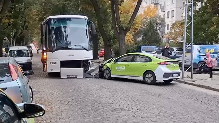 Таксиметров шофьор пострада тежко при челен удар с автобус с работници в Пловдив