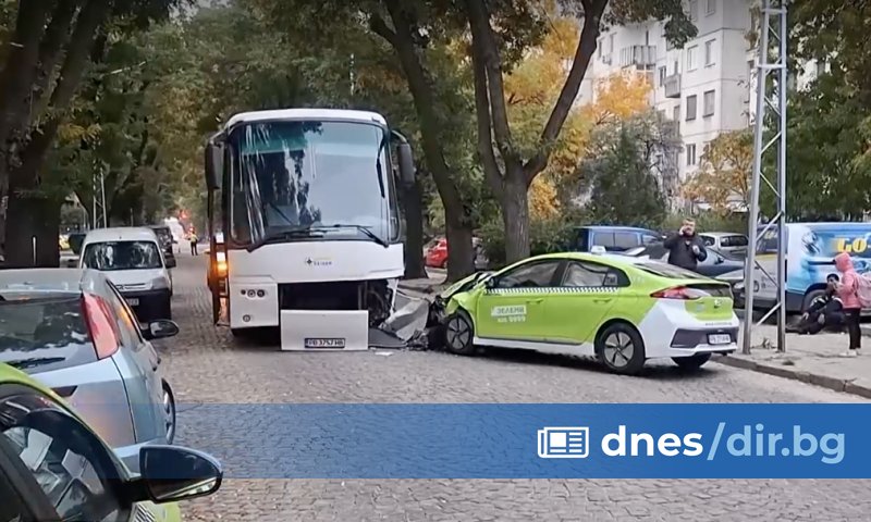 Таксиметров шофьор пострада тежко при челен сблъсък с автобус, превозващ