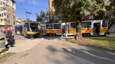 Два движещи се по линии с номера 1 и