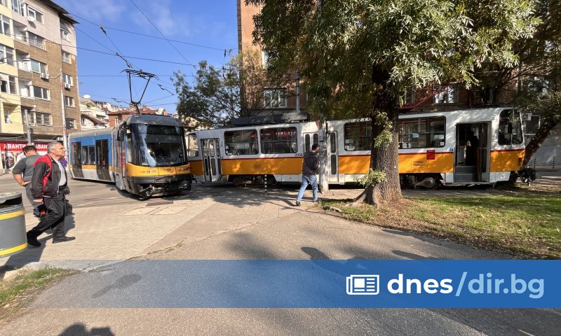 Два , движещи се по линии с номера 1 и