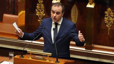 Правителството на френския премиер Себастиен Льокорню оцеля при два вота