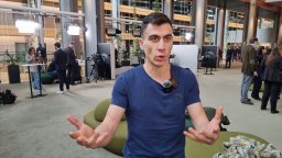 Сложил нос на клоун, ексцентричен евродепутат-инфлуенсър обяви, че прави партия