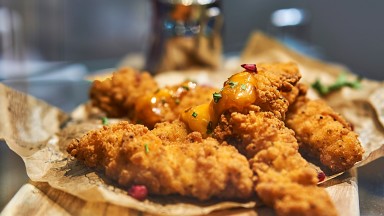 Пърженото пиле, което събра Майкъл Джексън и Меджик Джонсън на една маса