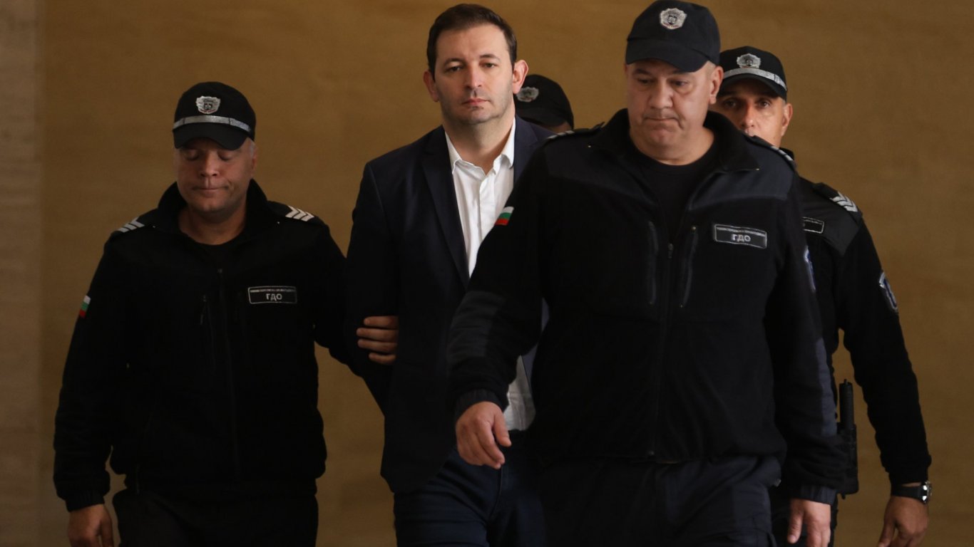 Прокуратурата предаде на съд бившия зам.-кмет на София Никола Барбутов и още трима