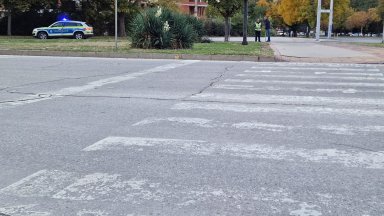 Лек автомобил е ударил пресичащи на 40 годишен мъж и 4 годишно