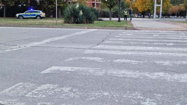 Шофьорка блъсна мъж и 4-годишно дете на пешеходна пътека в Пловдив (снимки)