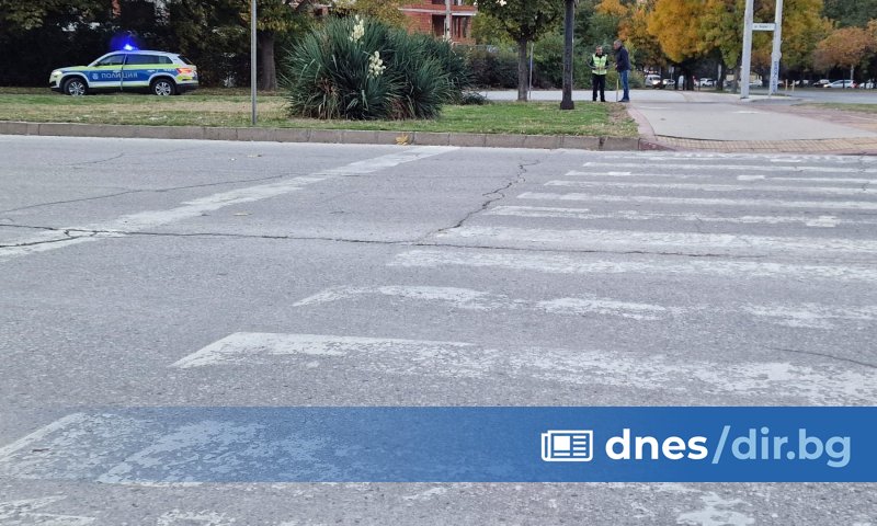 Лек автомобил е ударил пресичащи на 40-годишен мъж и 4-годишно