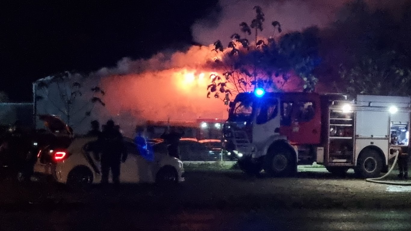 Голям пожар избухна в автосервиз в квартал Василико на Царево