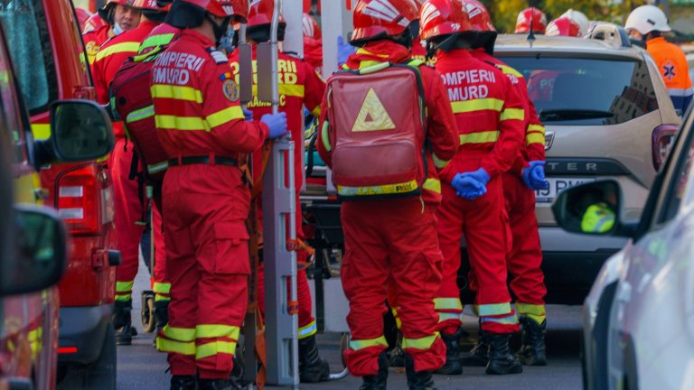 Пожар избухна до рафинерията на "Лукойл" в Плоещ в Румъния, има риск от експлозия (видео)
