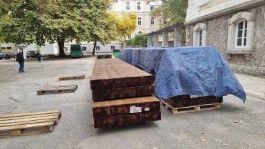 Първите 120 греди за ремонта на сградата на Хуманитарната гимназия