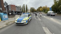 Шофьор на джип не спря на "СТОП" и удари автобус с деца в Хасково (видео/снимки)