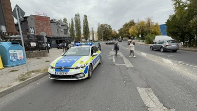 Възрастен водач с не спря на знак STOP и се