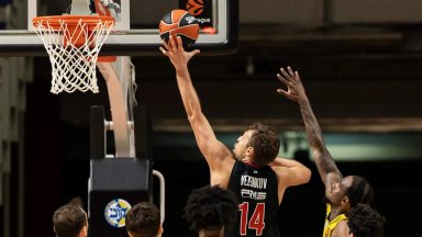 Везенков и Олимпиакос приземиха Апоел във фестивал на грешките