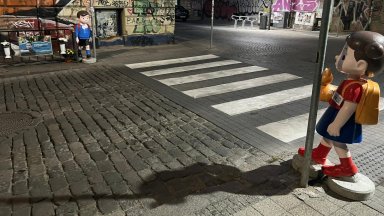 Студент постави детски фигури на опасни пешеходни пътеки в София. Властта го глоби