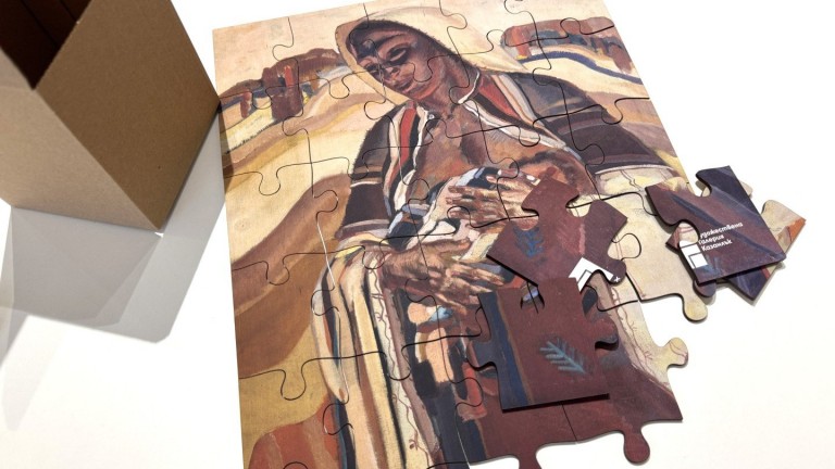 Художествената галерия в Казанлък представя произведения под формата на луксозни пъзели