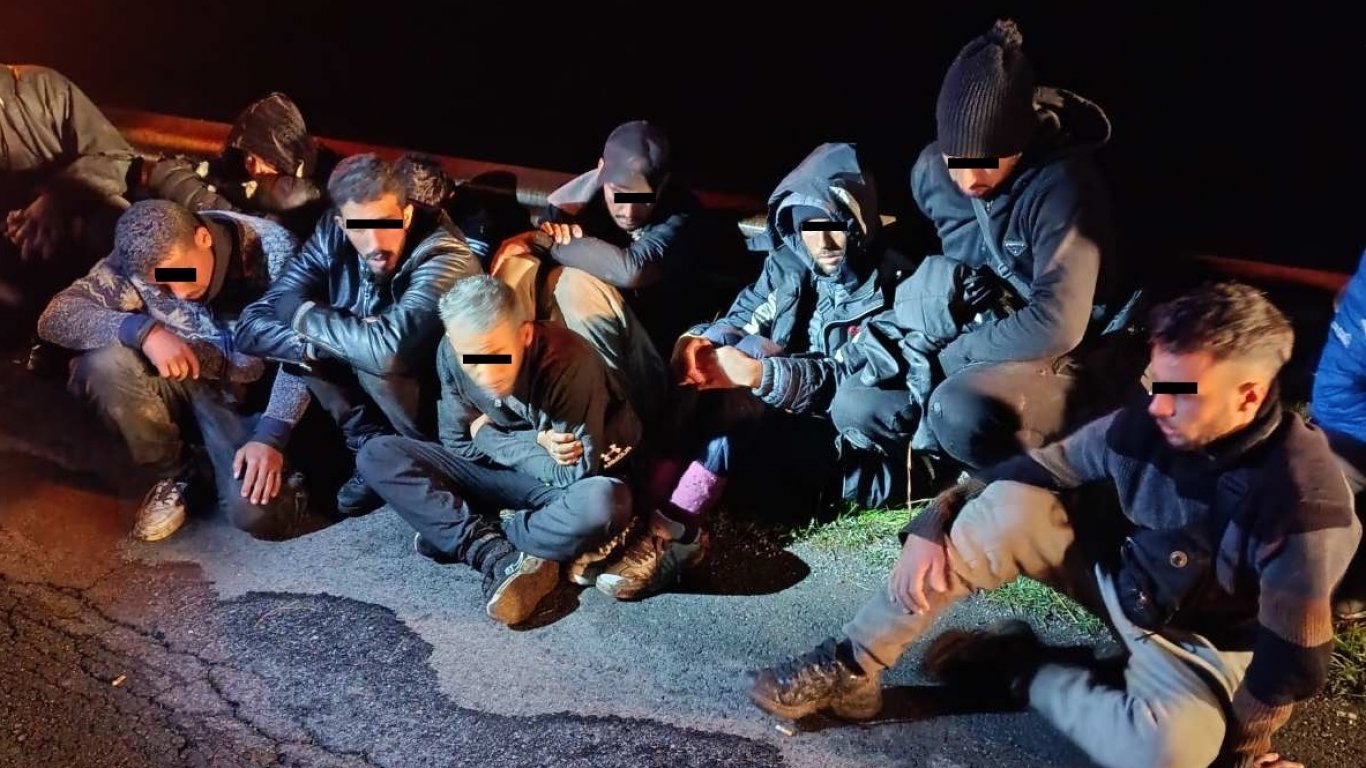 Задържаха 11 бежанци от Мароко край Бургас