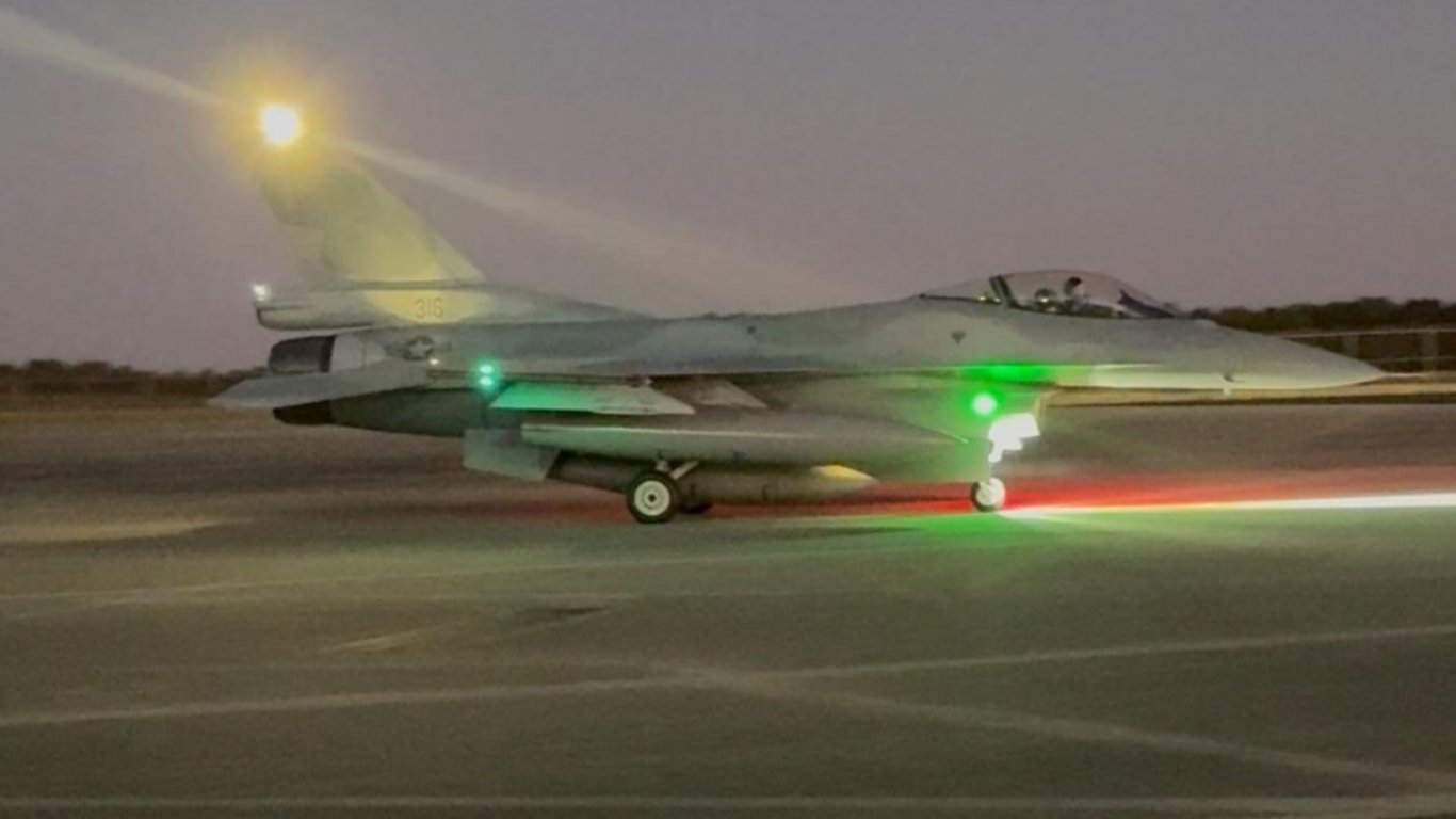 От САЩ пристигнаха още два изтребителя F-16 Block 70 (снимки/ видео)