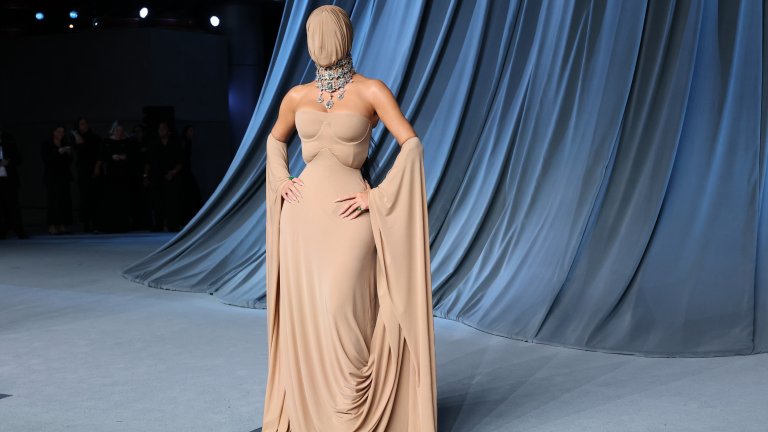 Ким Кардашиян шокира феновете с необичаен тоалет и скрито лице