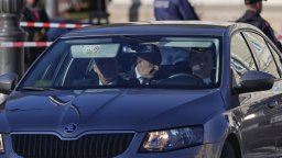 "Срещу провокации на Радев": Комисия в НС одобри забрана за лични коли в НСО