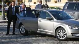 Депутатите приеха законови промени, с които забраниха на Румен Радев да ползва лични коли