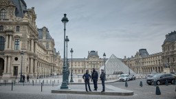Четвъртият предполагаем член на групата, извършила обира в Лувъра, беше обвинен във Франция